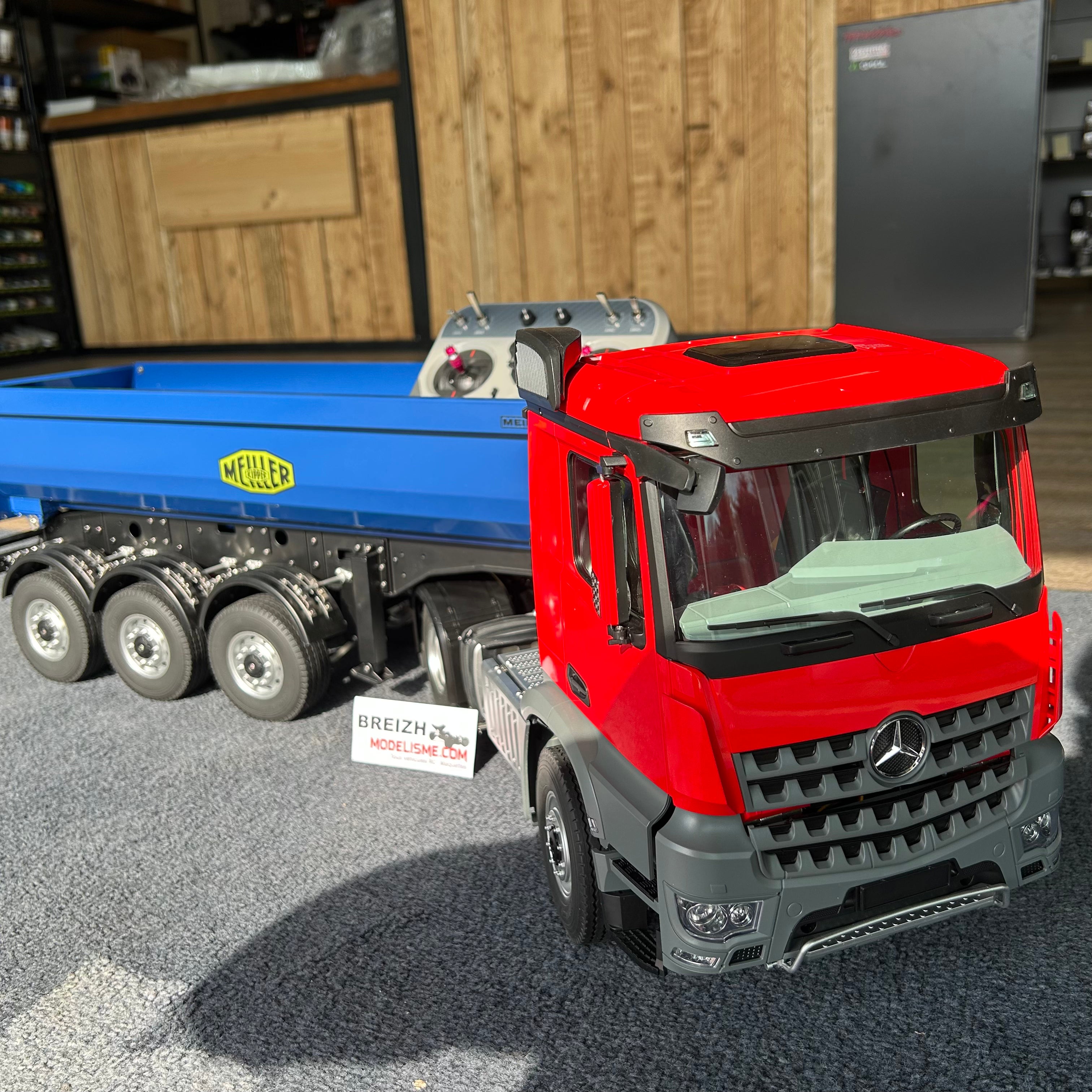 FM Electrics Camion Mercedes-Benz Arocs 4X4 1/14 (rouge) avec semi-remorque Meiller (bleu)