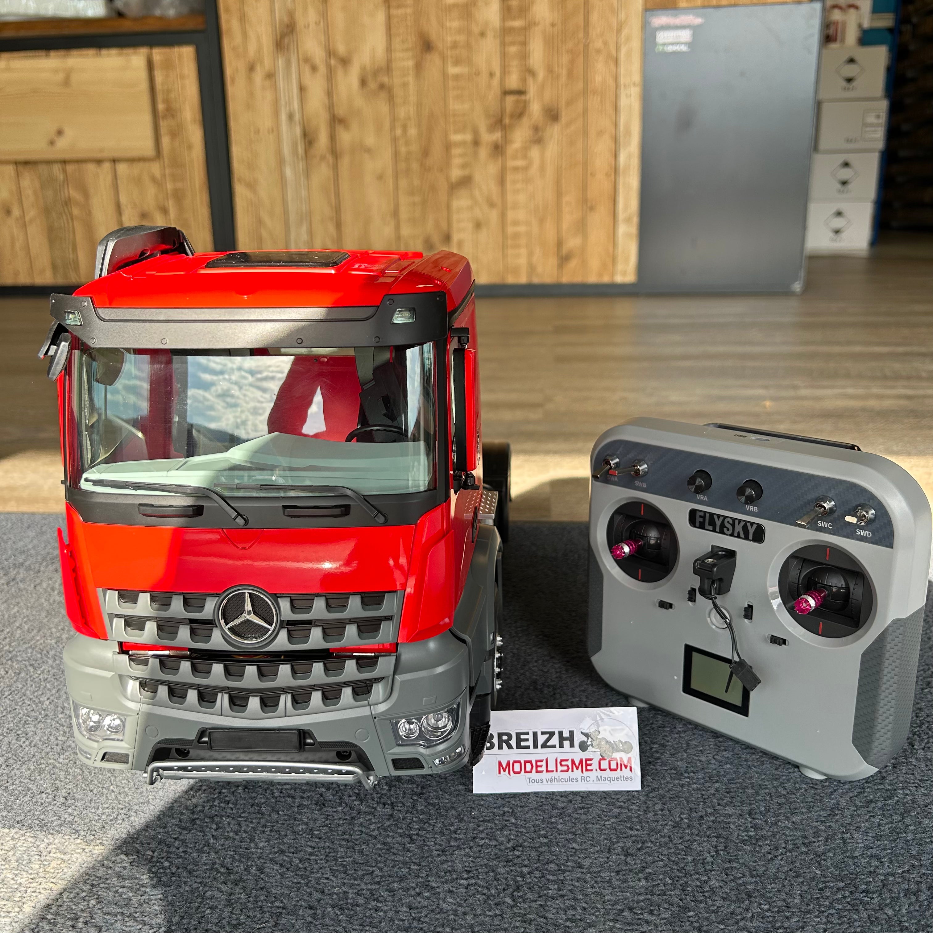 FM Electrics Camion Mercedes-Benz Arocs 4X4 1/14 (rouge) avec semi-remorque Meiller (bleu)