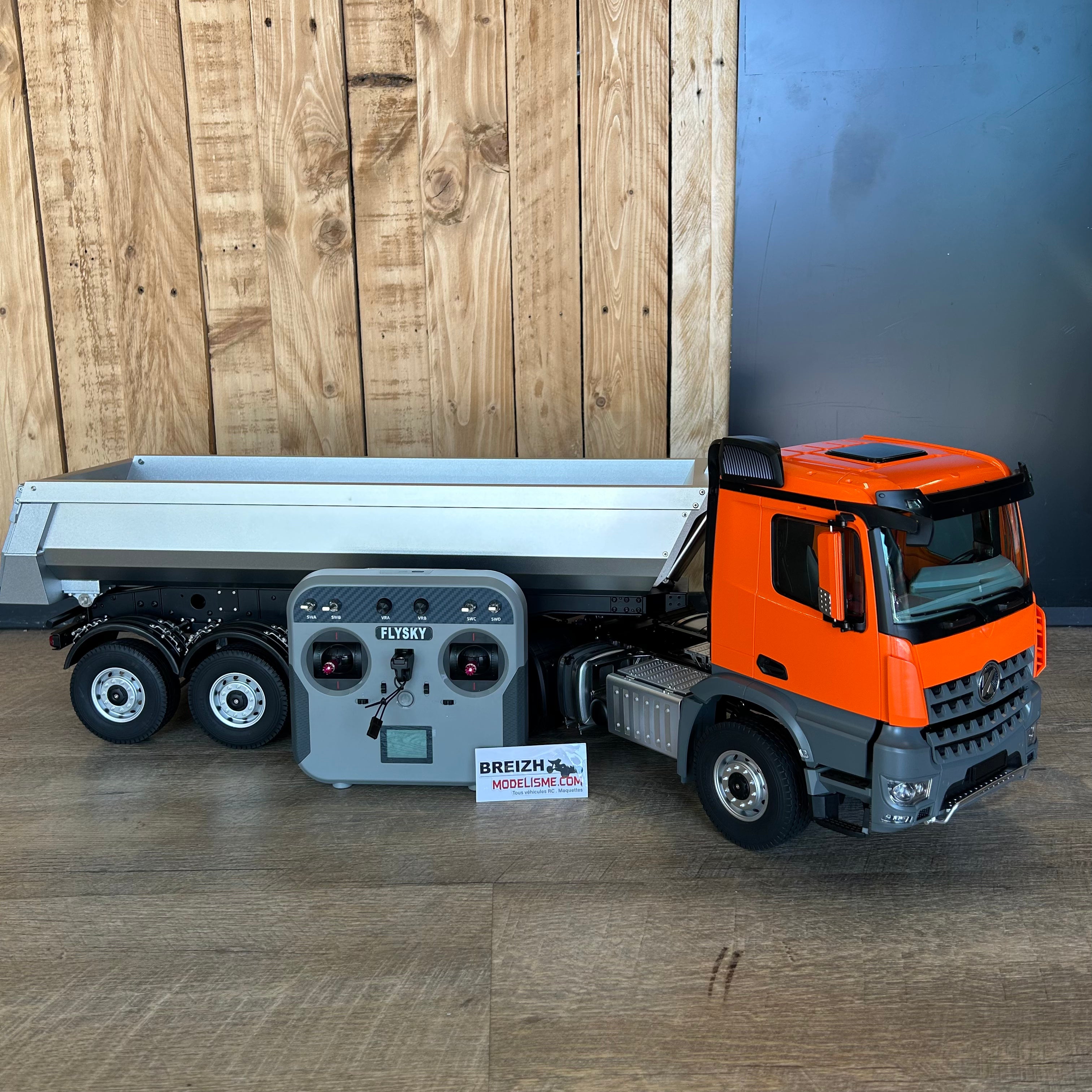 Camion-benne radiocommandé 1/14 orange 8x8 Huina Kabolite 5701 - Breizh Modélisme.