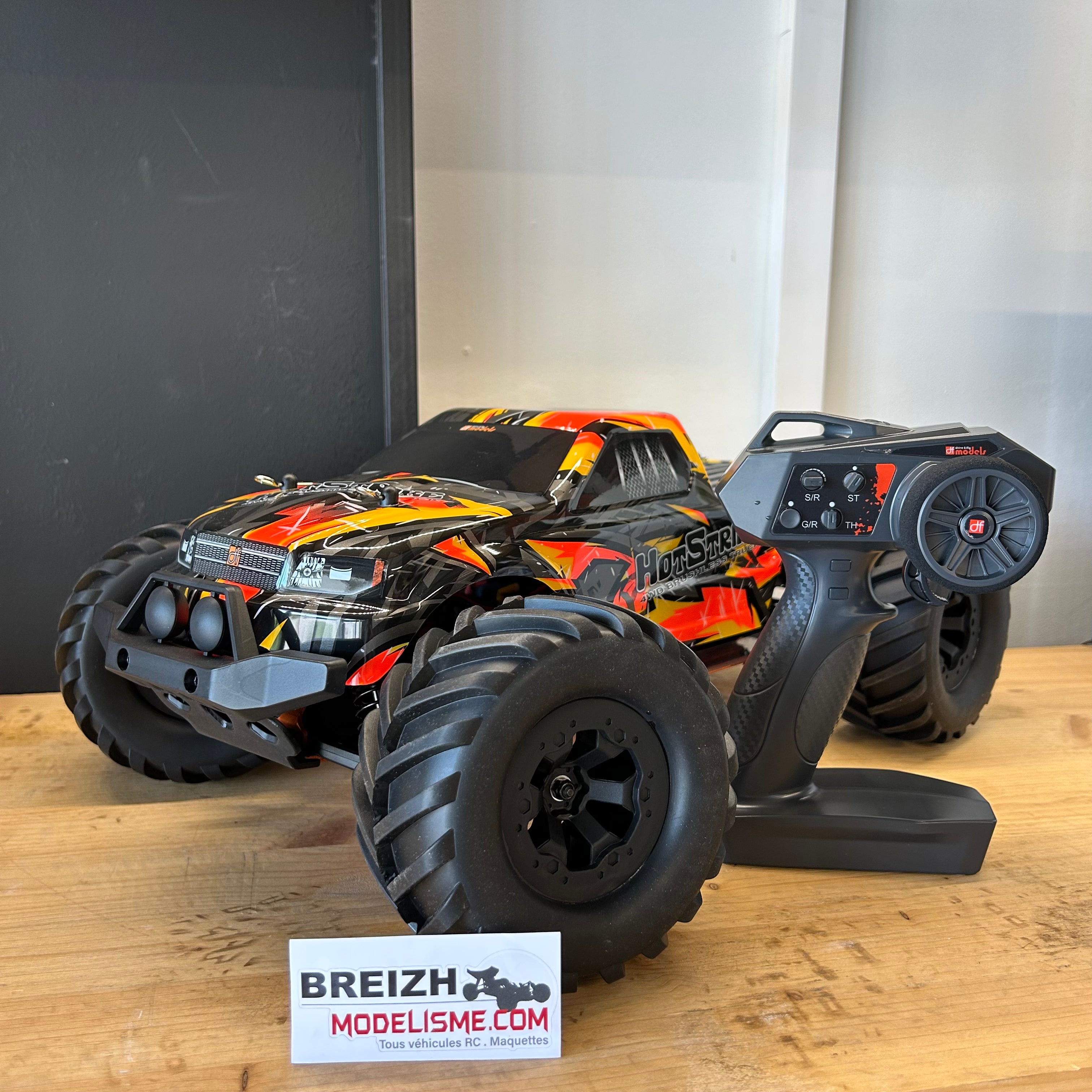 DF Models Monster Truck RC HotStrike 4WD Brushless avec lipo 2S - 50/60km/h - 3198