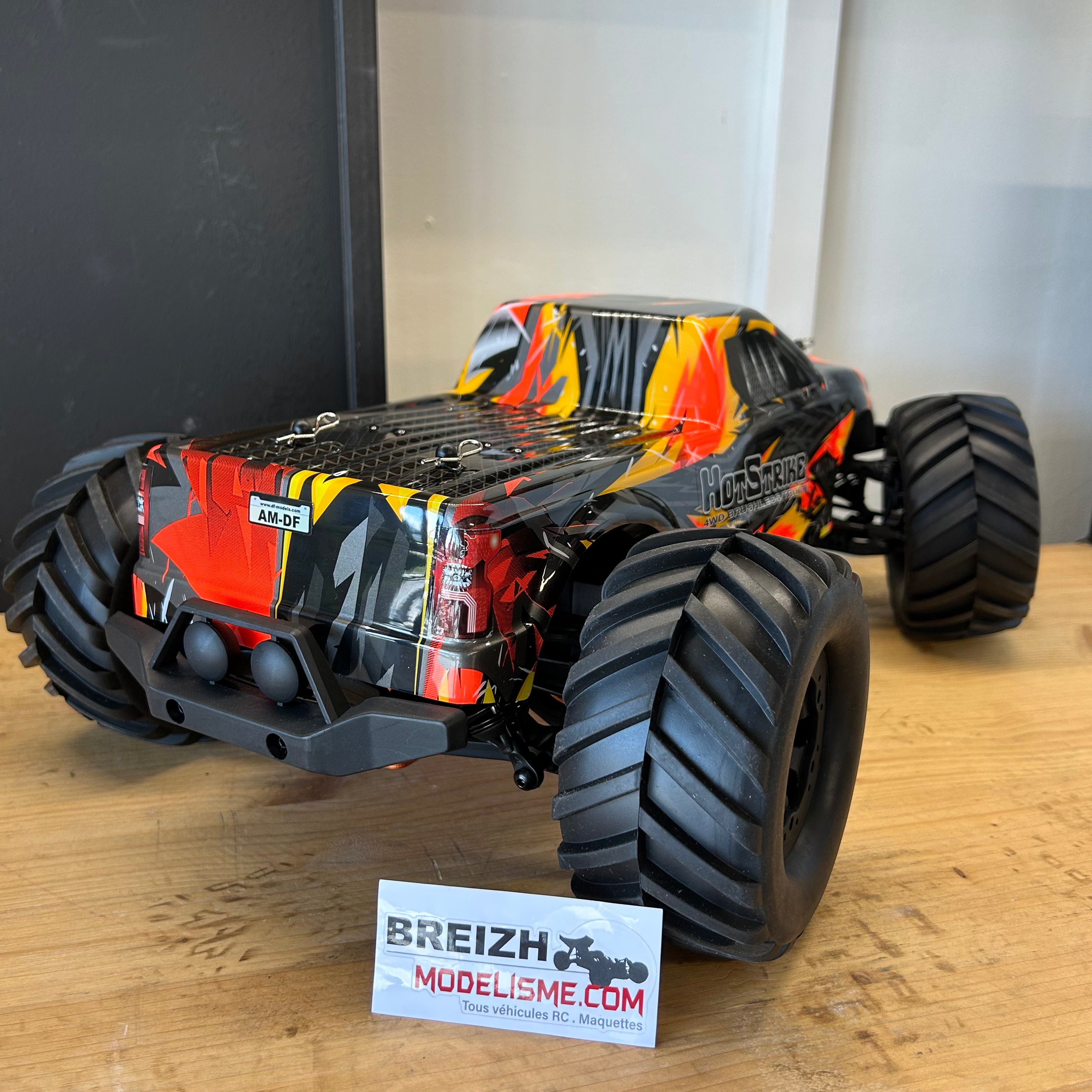 DF Models Monster Truck RC HotStrike 4WD Brushless avec lipo 2S - 50/60km/h - 3198