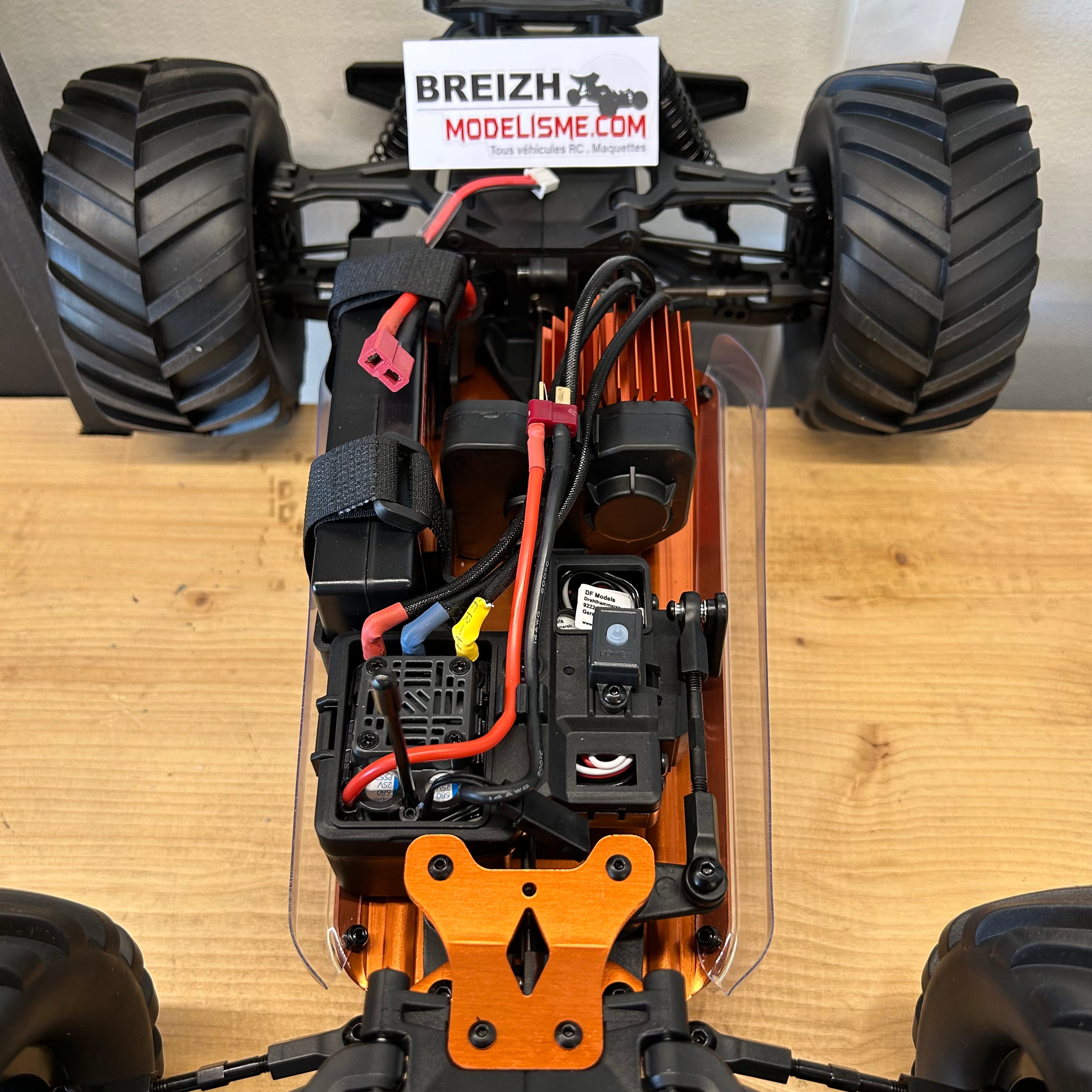 DF Models Monster Truck RC HotStrike 4WD Brushless avec lipo 2S - 50/60km/h - 3198