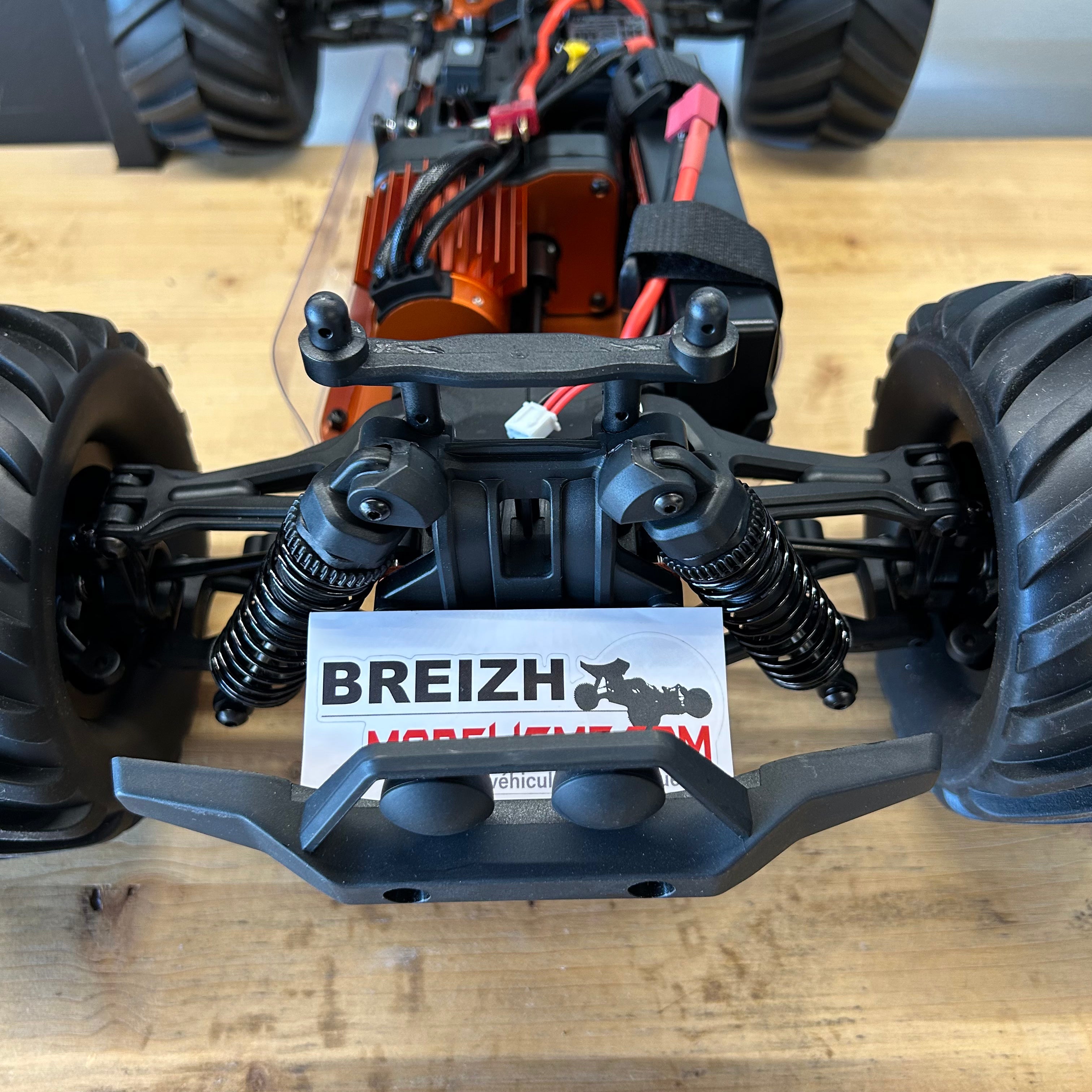 DF Models Monster Truck RC HotStrike 4WD Brushless avec lipo 2S - 50/60km/h - 3198