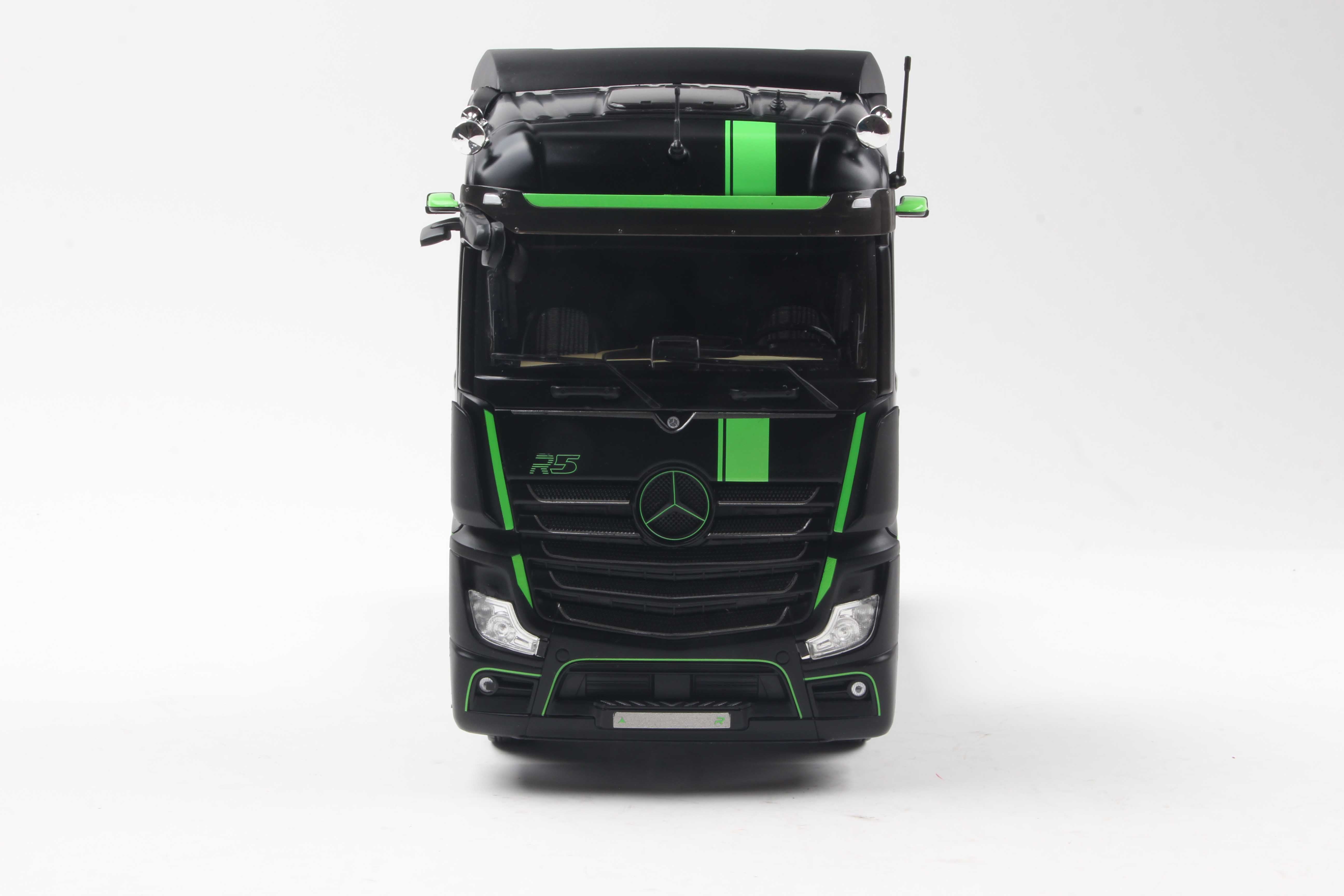Solido S2400107 Voiture miniature collection 1/24 Volvo FH Globetrotter XL Neon vert 2023 - Breizh Modélisme.