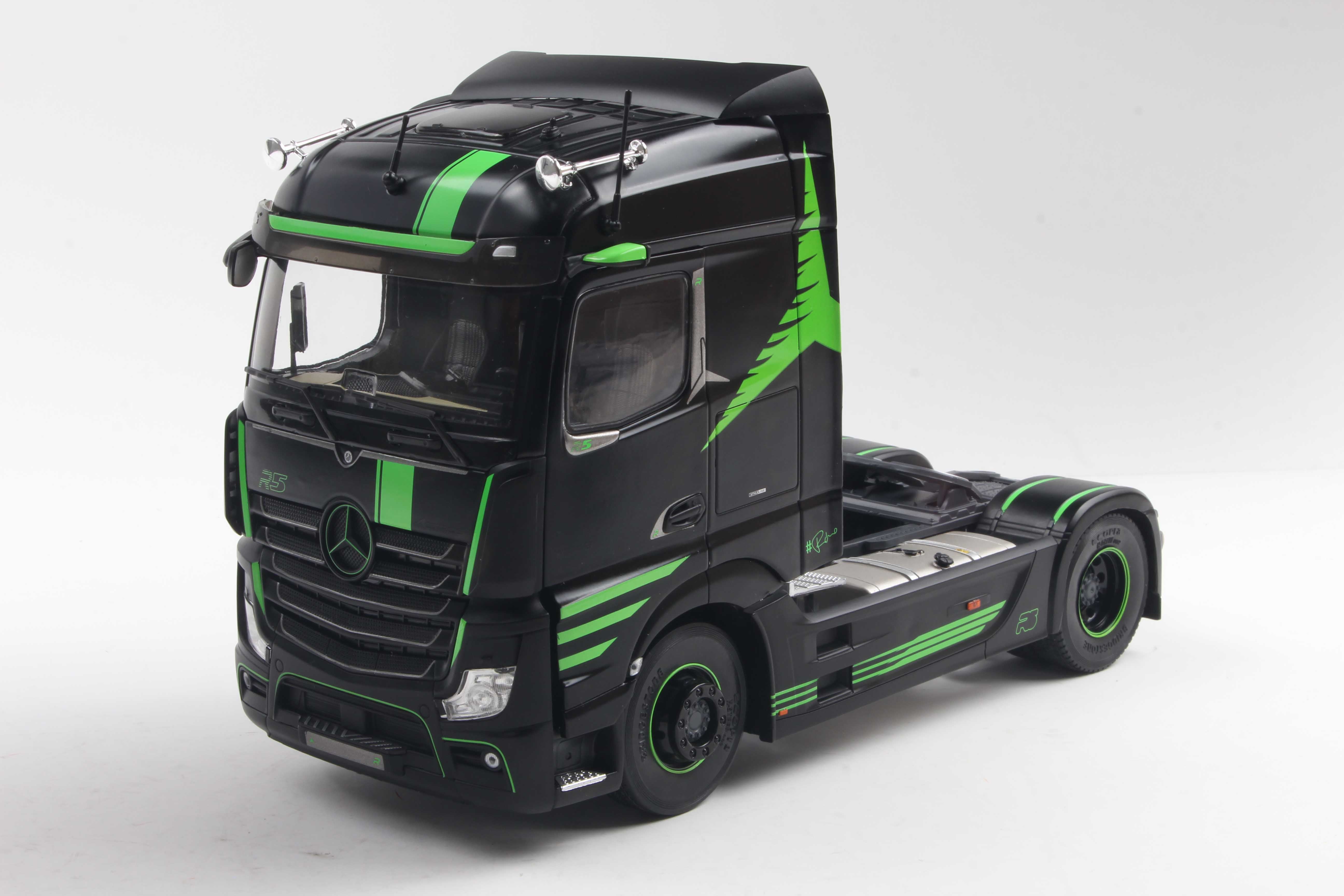 Solido S2400107 Voiture miniature collection 1/24 Volvo FH Globetrotter XL Neon vert 2023 - Breizh Modélisme.