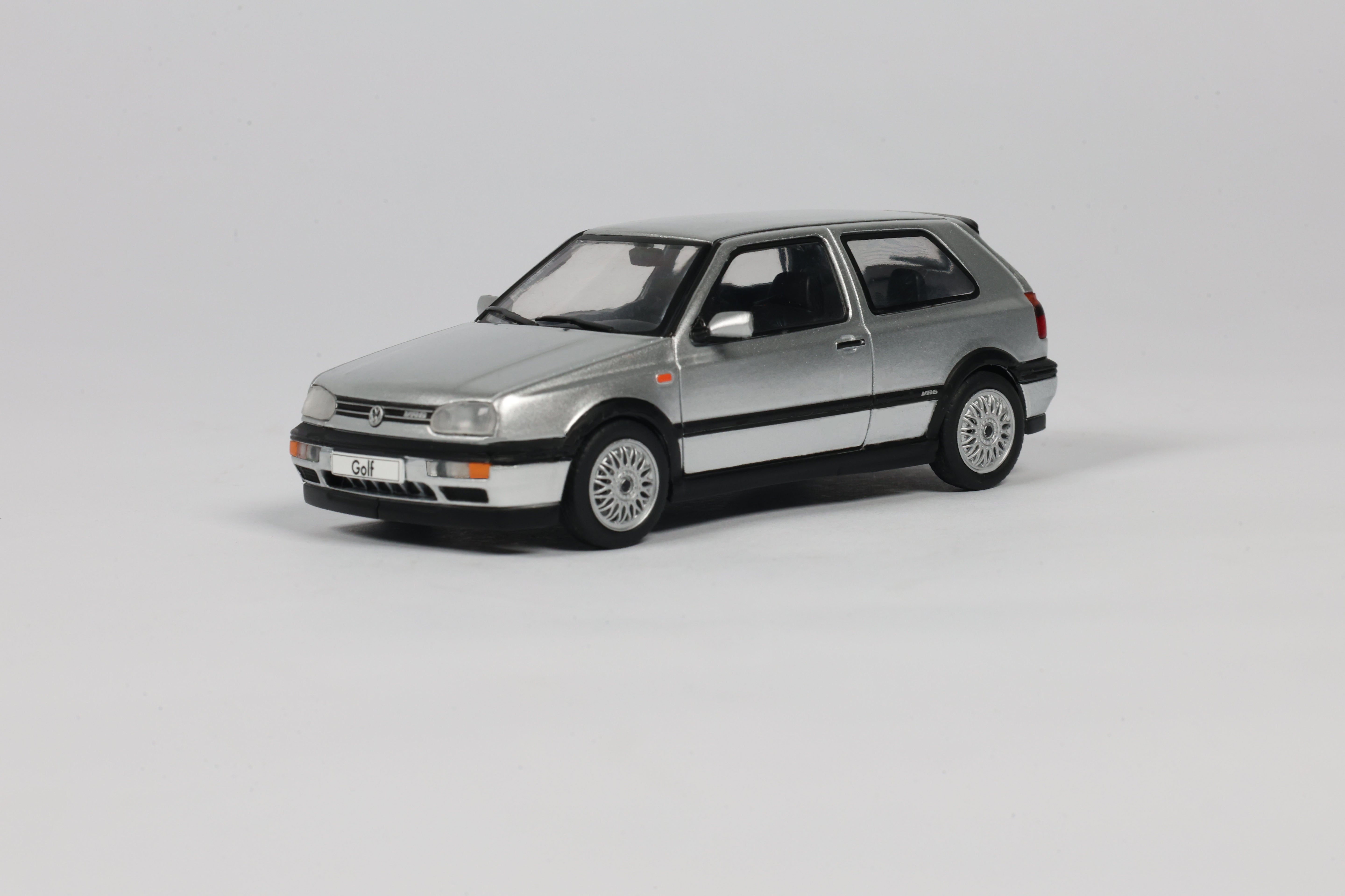Voiture miniature 1/43 Volkswagen Golf MKIII vr6 argent diamant 1994 Solido S4316403 - Breizh Modélisme.