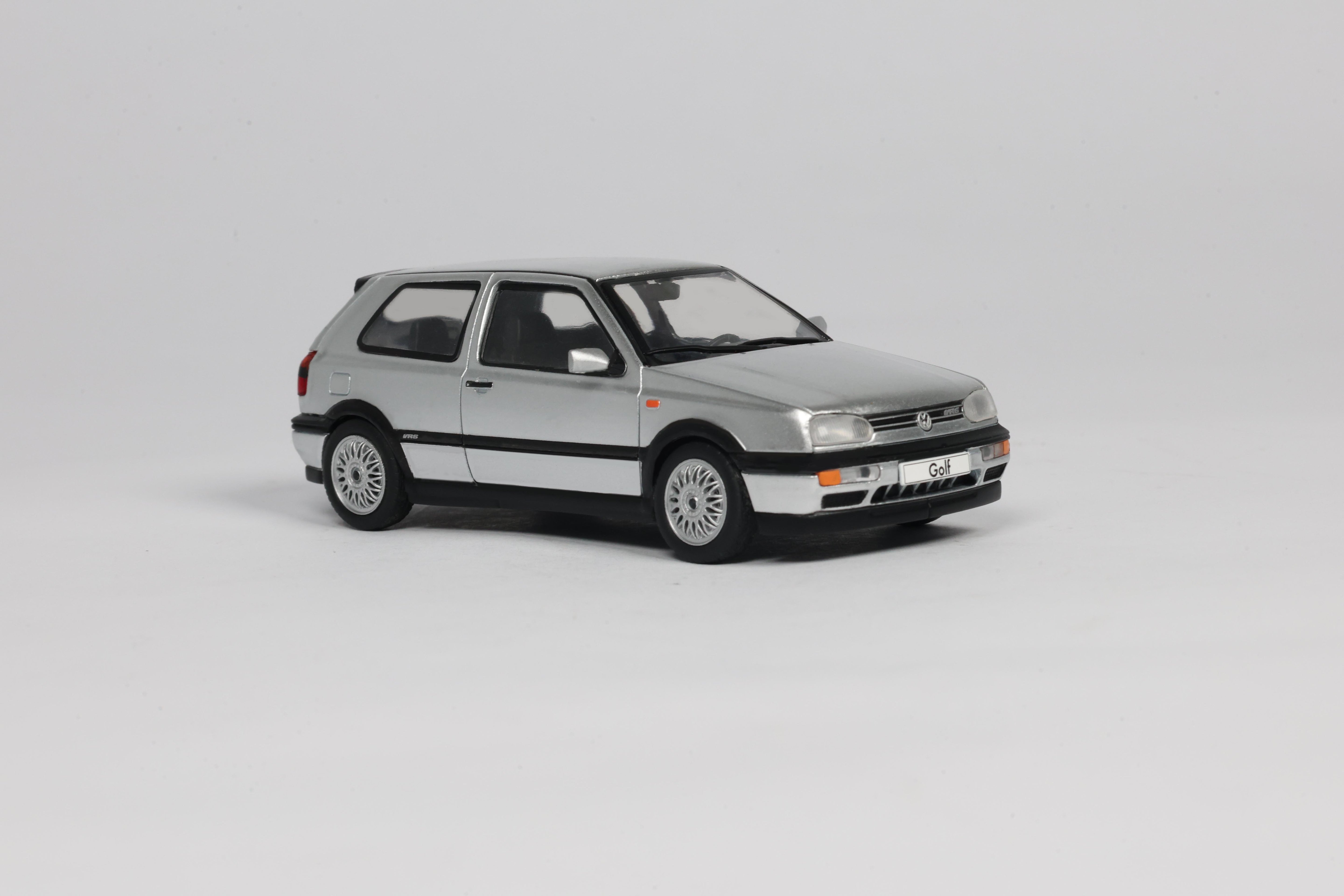 Voiture miniature 1/43 Volkswagen Golf MKIII vr6 argent diamant 1994 Solido S4316403 - Breizh Modélisme.