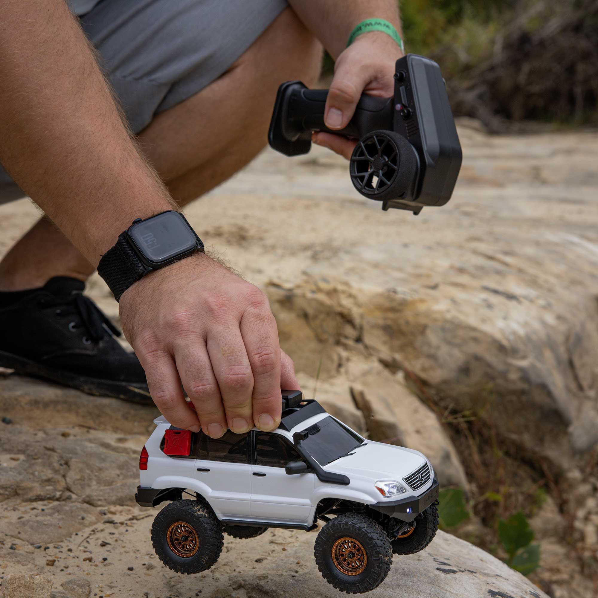 Mini rock crawler SCX24 Lexus GX 470 4X4 1/24 RTR blanc - AXI-1532T1 - Breizh Modélisme.