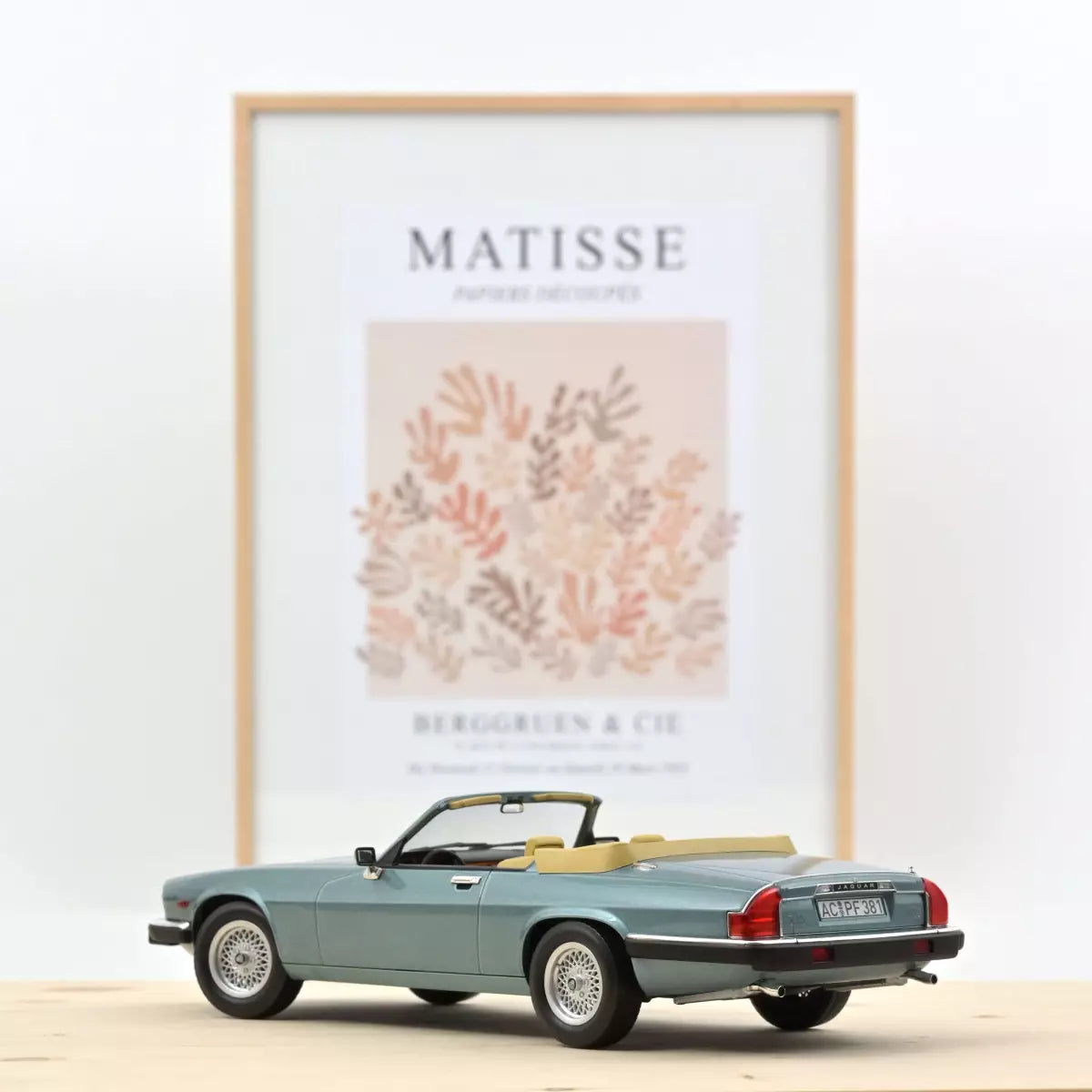 Voiture miniature collection 1/18 Jaguar XJ-S 5.3 H.E. Convertible 1988 Bleu clair métallisé Norev 182635
