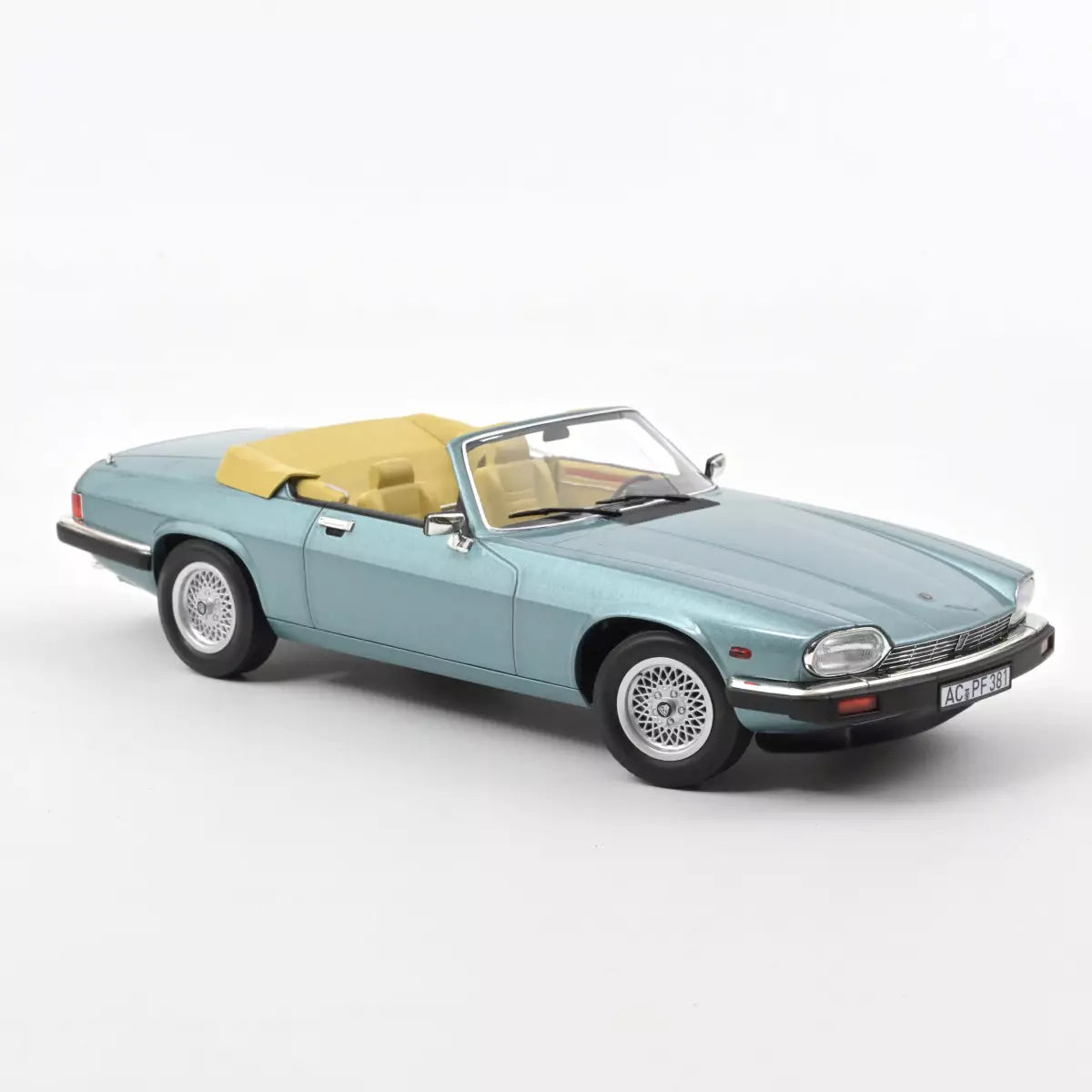 Voiture miniature collection 1/18 Jaguar XJ-S 5.3 H.E. Convertible 1988 Bleu clair métallisé Norev 182635