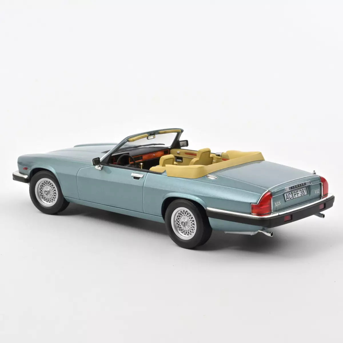 Voiture miniature collection 1/18 Jaguar XJ-S 5.3 H.E. Convertible 1988 Bleu clair métallisé Norev 182635