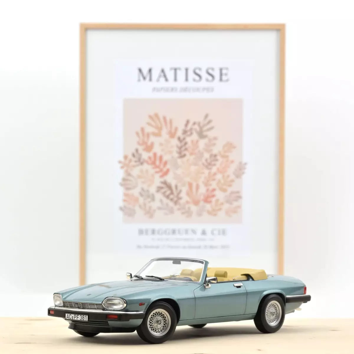 Voiture miniature collection 1/18 Jaguar XJ-S 5.3 H.E. Convertible 1988 Bleu clair métallisé Norev 182635