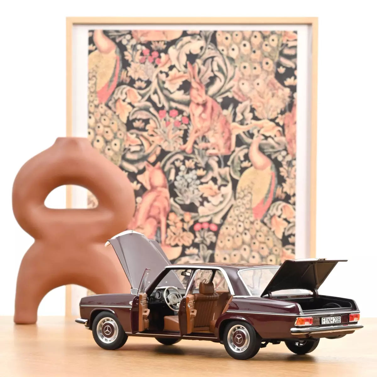 Voiture miniature collection 1/18 Mercedes-Benz 200 1968 Rougebrun foncé Norev 183778