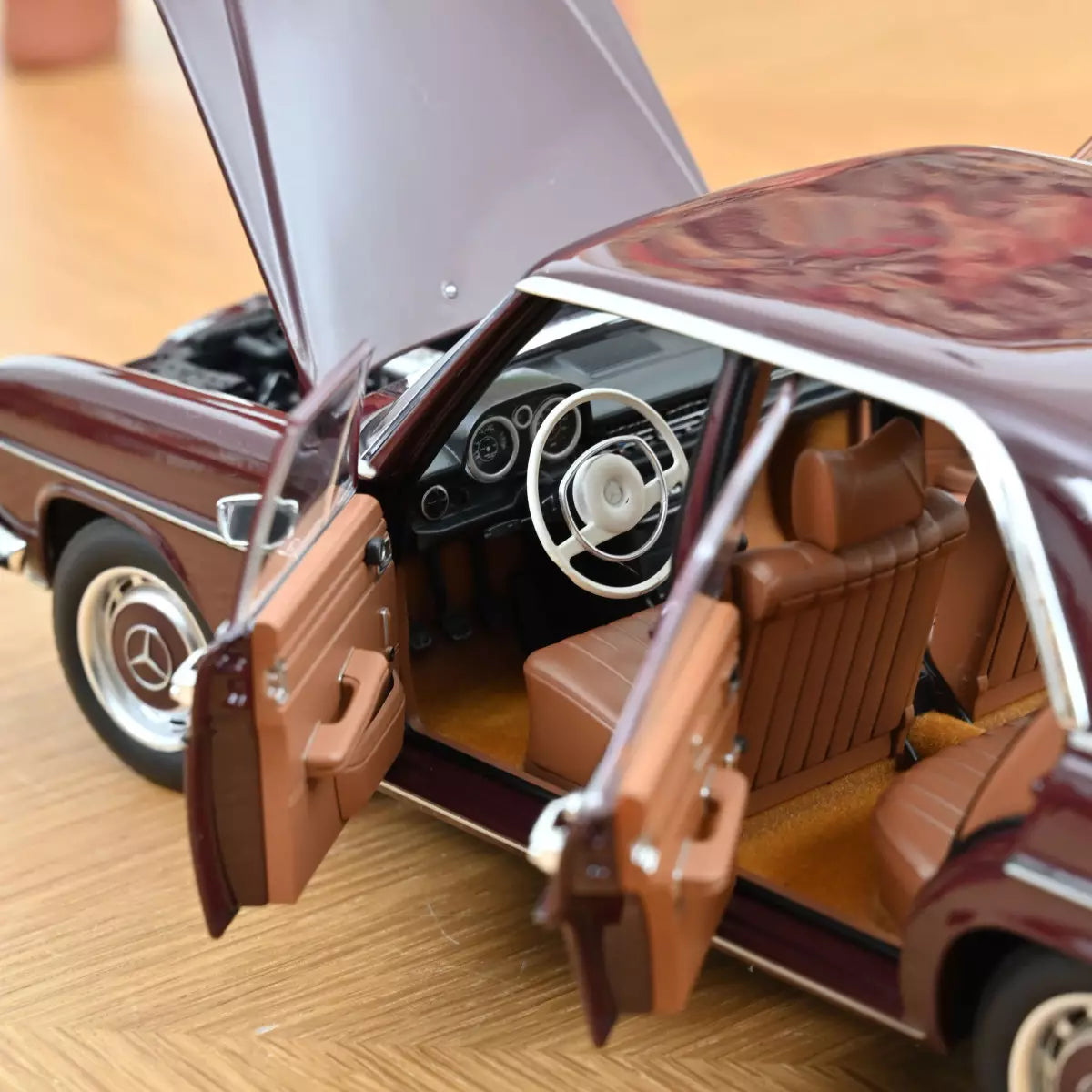 Voiture miniature collection 1/18 Mercedes-Benz 200 1968 Rougebrun foncé Norev 183778