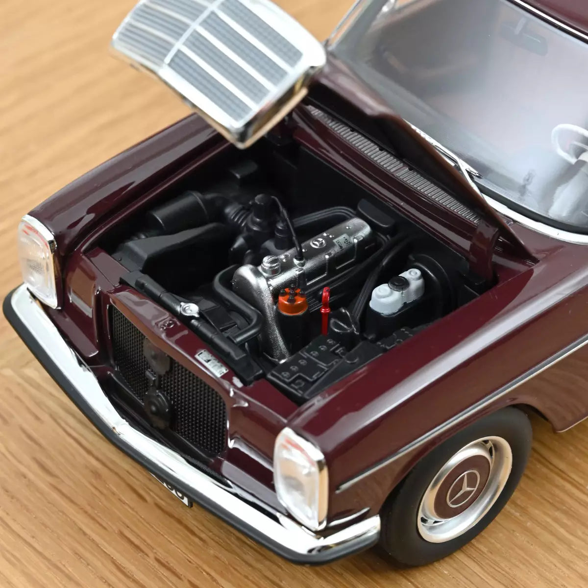 Voiture miniature collection 1/18 Mercedes-Benz 200 1968 Rougebrun foncé Norev 183778