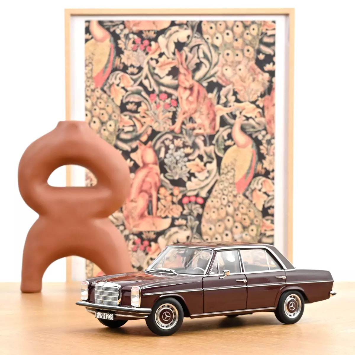 Voiture miniature collection 1/18 Mercedes-Benz 200 1968 Rougebrun foncé Norev 183778