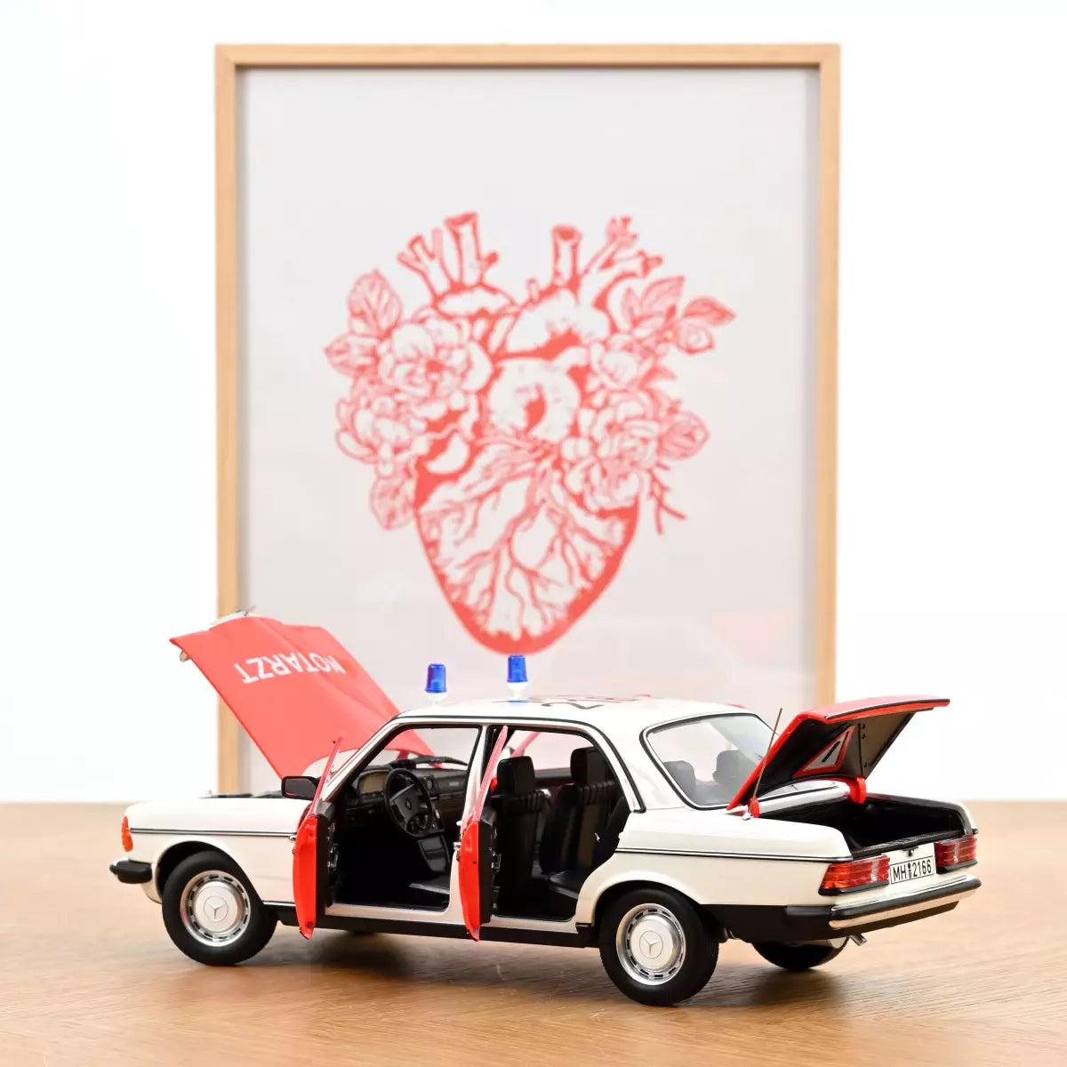 Voiture miniature collection 1/18 Mercedes-Benz 200 1984 Ambulance de secours Norev 183834
