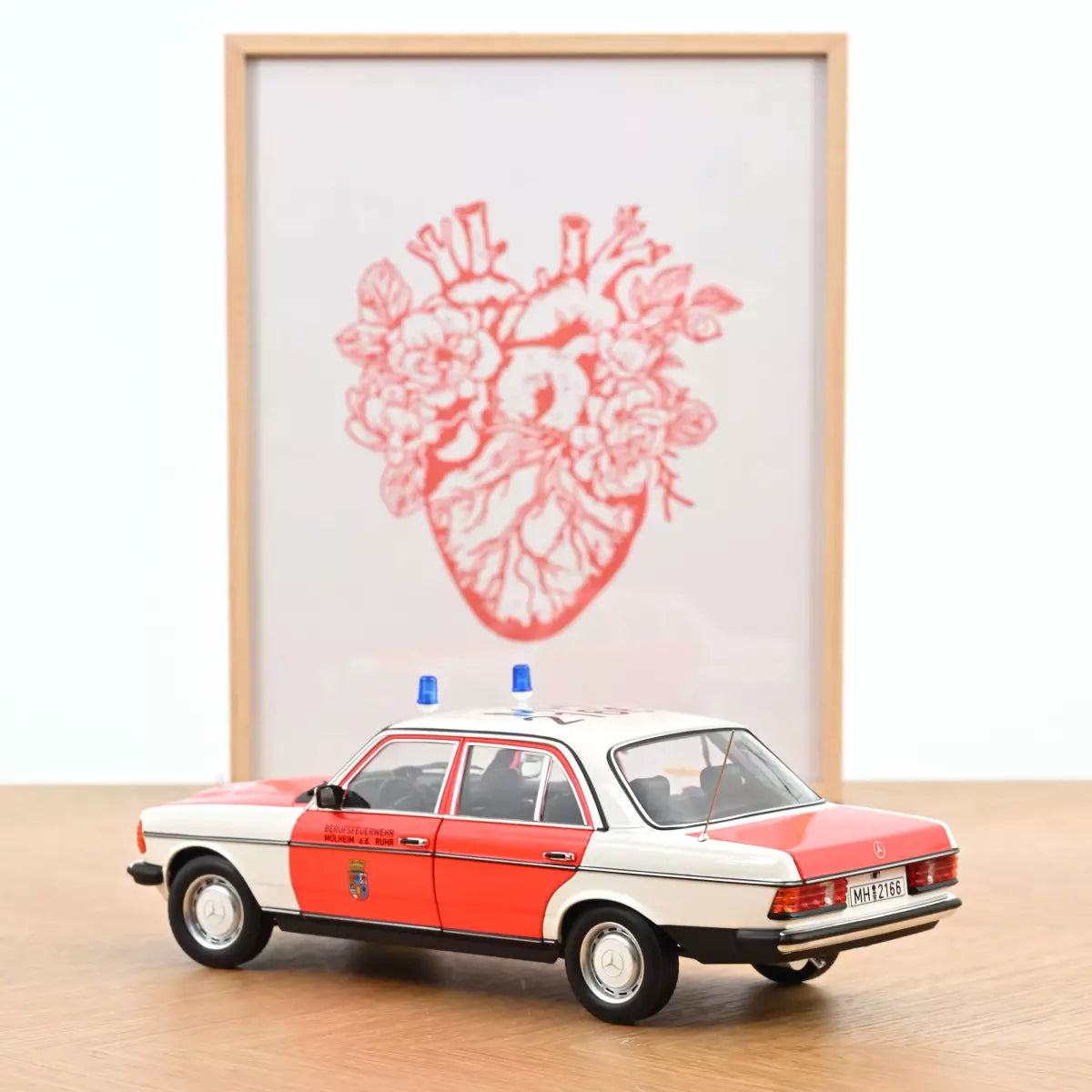 Voiture miniature collection 1/18 Mercedes-Benz 200 1984 Ambulance de secours Norev 183834