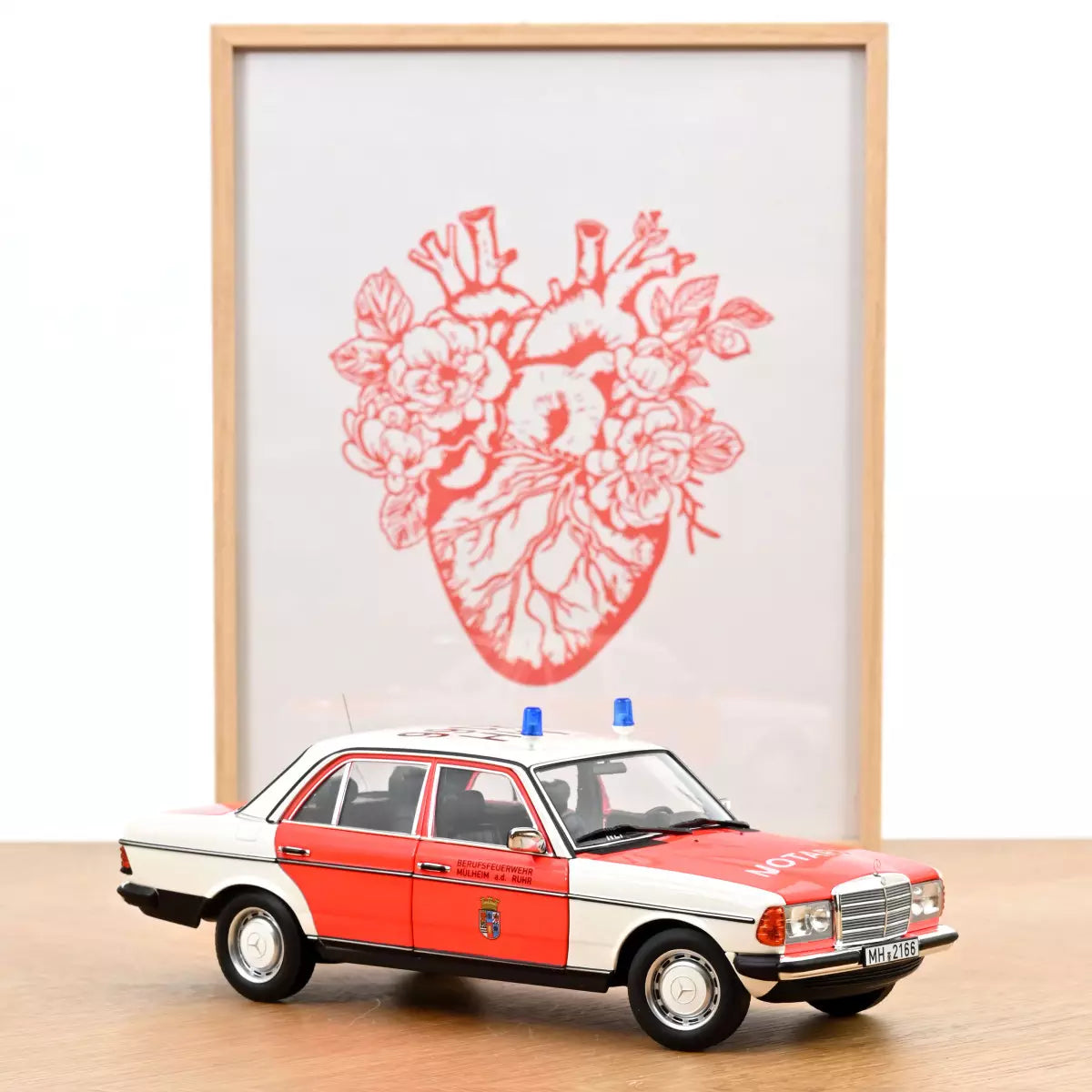Voiture miniature collection 1/18 Mercedes-Benz 200 1984 Ambulance de secours Norev 183834