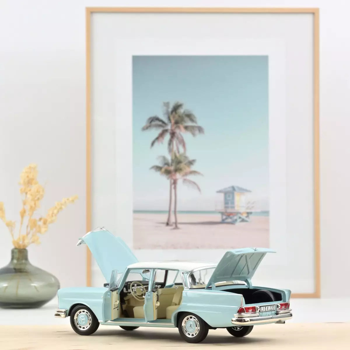 Voiture miniature collection 1/18 Mercedes-Benz 220 S 1965 Bleu clair Norev 183920