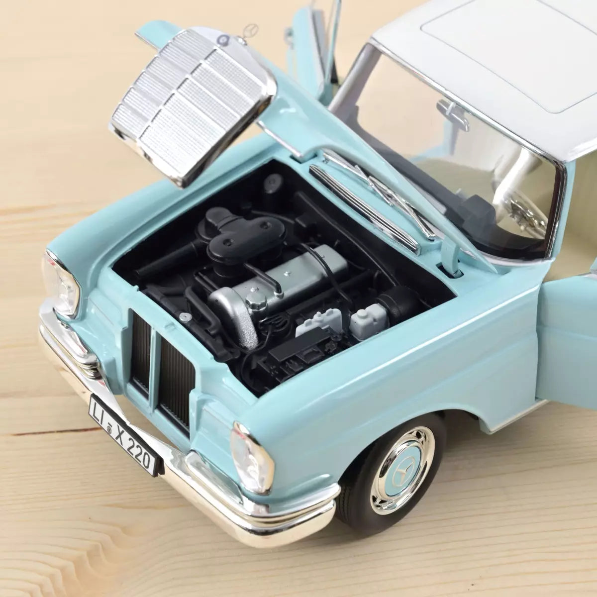 Voiture miniature collection 1/18 Mercedes-Benz 220 S 1965 Bleu clair Norev 183920