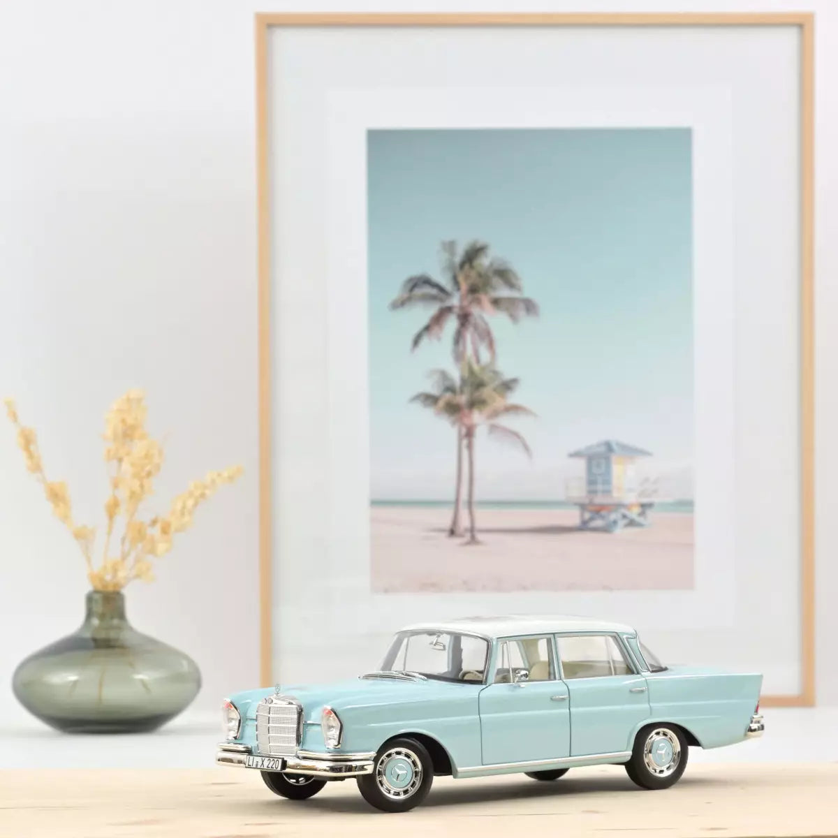 Voiture miniature collection 1/18 Mercedes-Benz 220 S 1965 Bleu clair Norev 183920