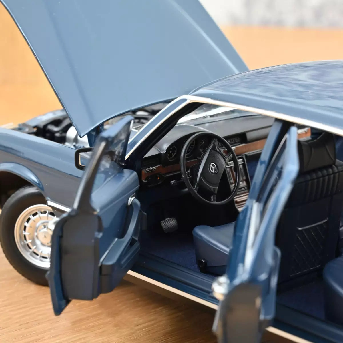 Voiture miniature collection 1/18 Mercedes-Benz 350 SEL 1979 Bleu Hansa Norev 183976