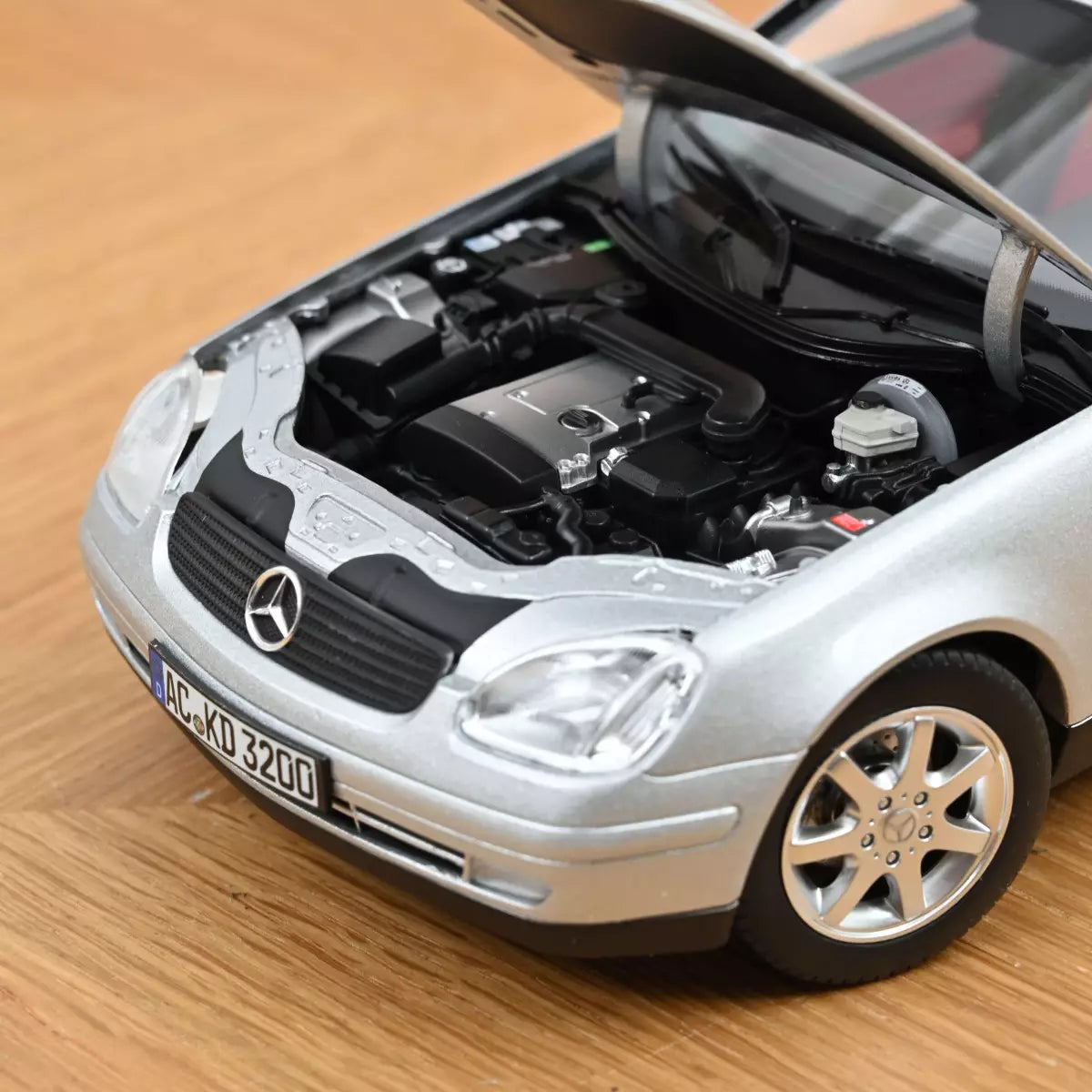 Voiture miniature collection 1/18 Mercedes-Benz SLK 1996 Argent Brillant Norev 183020