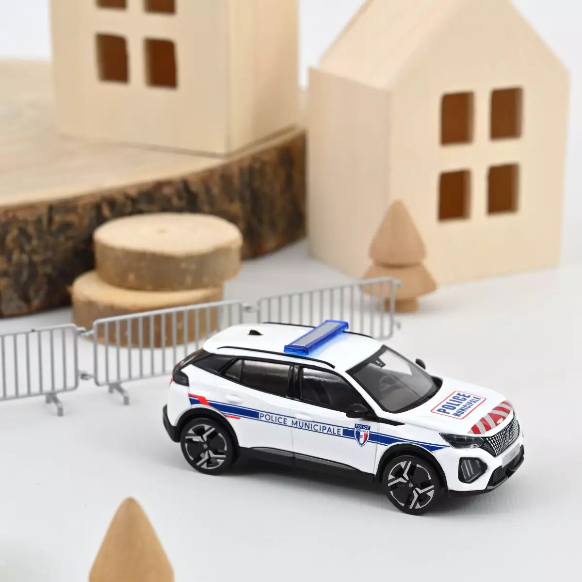 Voiture miniature collection 1/43 Peugeot 2008 2024 Police Municipale avec rouge/blanc Norev 472876