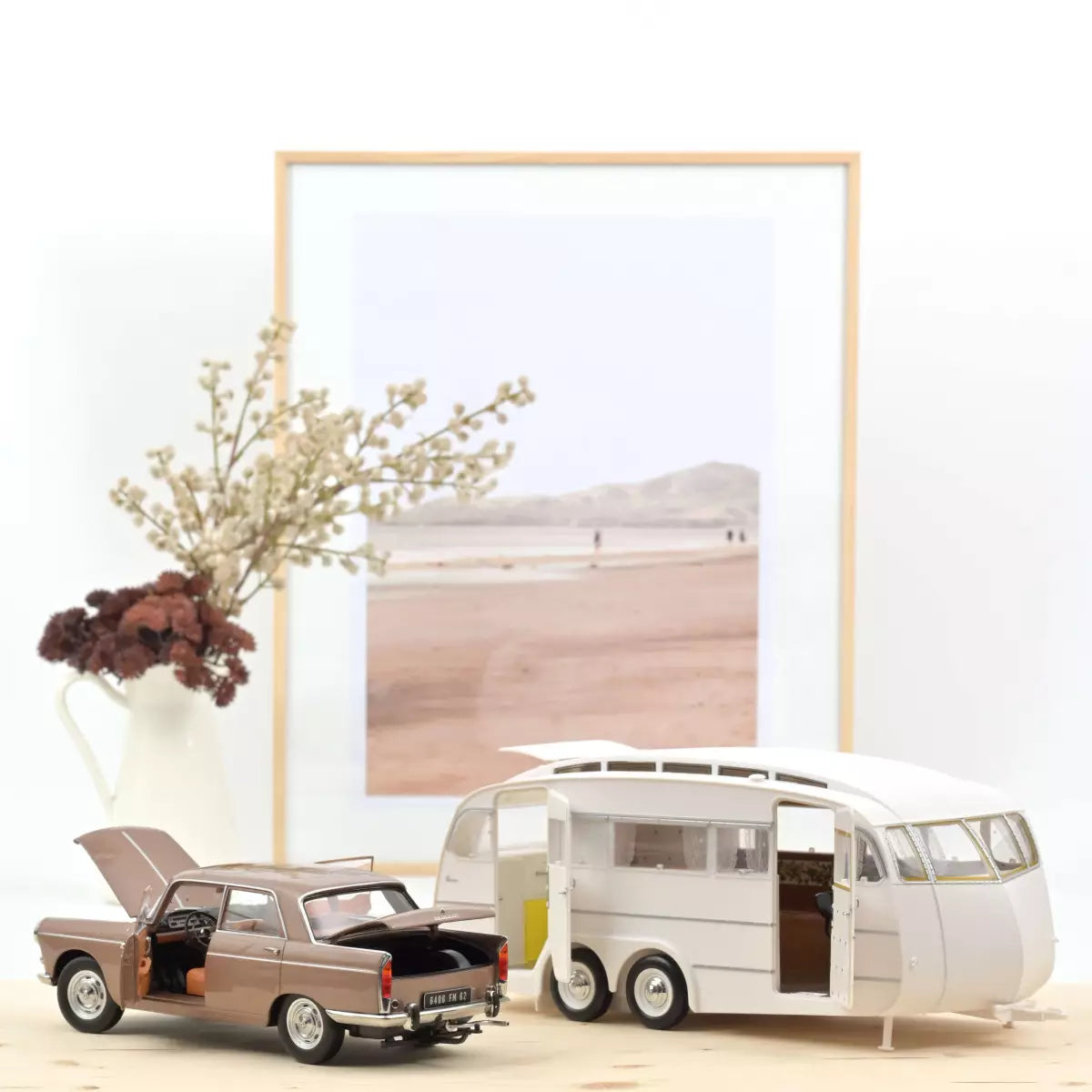 Voiture miniature collection 1/18 Peugeot 404 1965 Marron métallisé avec Caravane Hénon Norev 184837