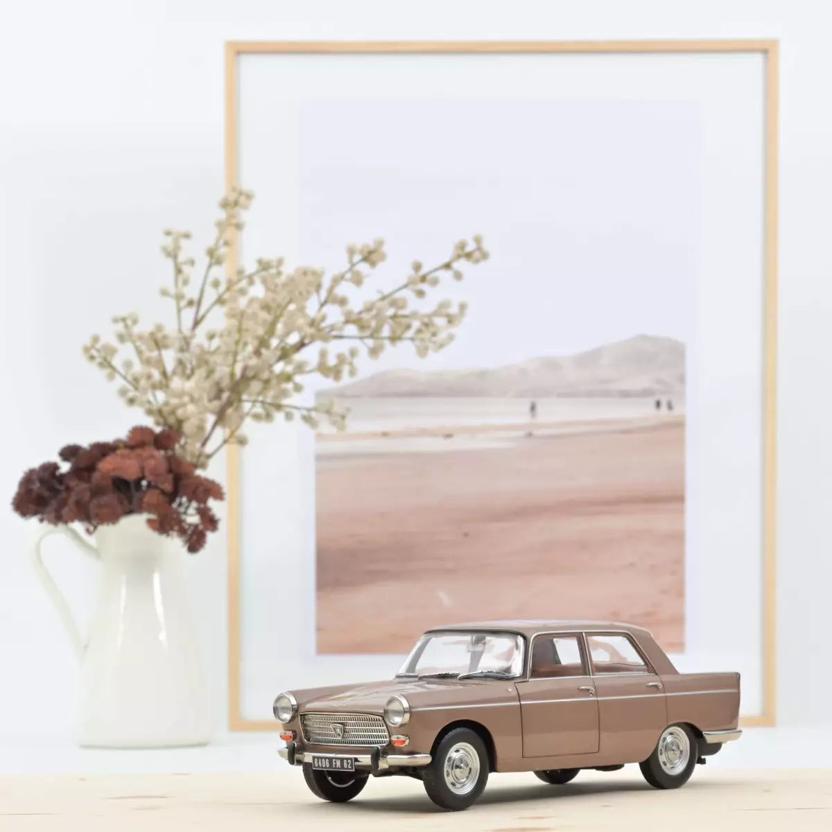 Voiture miniature collection 1/18 Peugeot 404 1965 Marron métallisé avec Caravane Hénon Norev 184837
