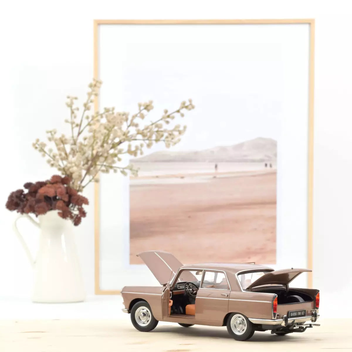 Voiture miniature collection 1/18 Peugeot 404 1965 Marron métallisé avec Caravane Hénon Norev 184837