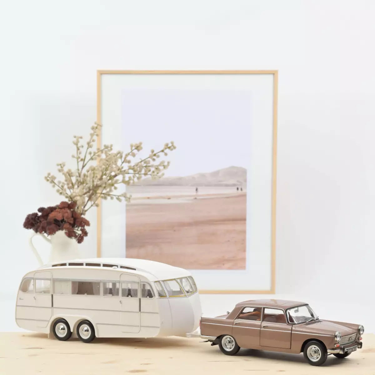 Voiture miniature collection 1/18 Peugeot 404 1965 Marron métallisé avec Caravane Hénon Norev 184837