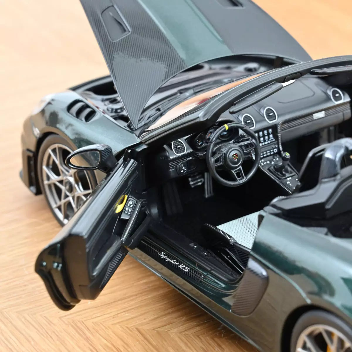 Voiture miniature collection 1/18 Porsche 718 Spyder RS Pack Weissach 2023 Forestgreenmetallic Norev 187272