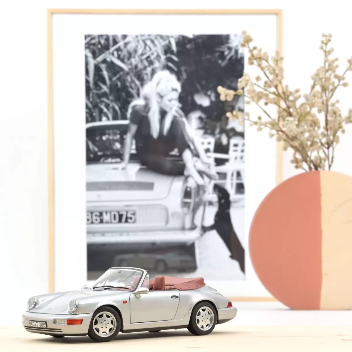 Voiture miniature collection 1/18 Porsche 911 Carrera 2 Cabriolet 1990 Argent Norev 187330