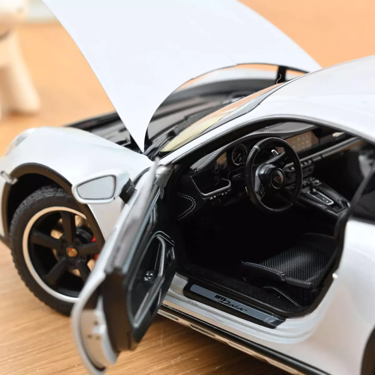 Voiture miniature collection 1/18 Porsche 911 Dakar 2023 Gris Glace métallisé Norev 187242