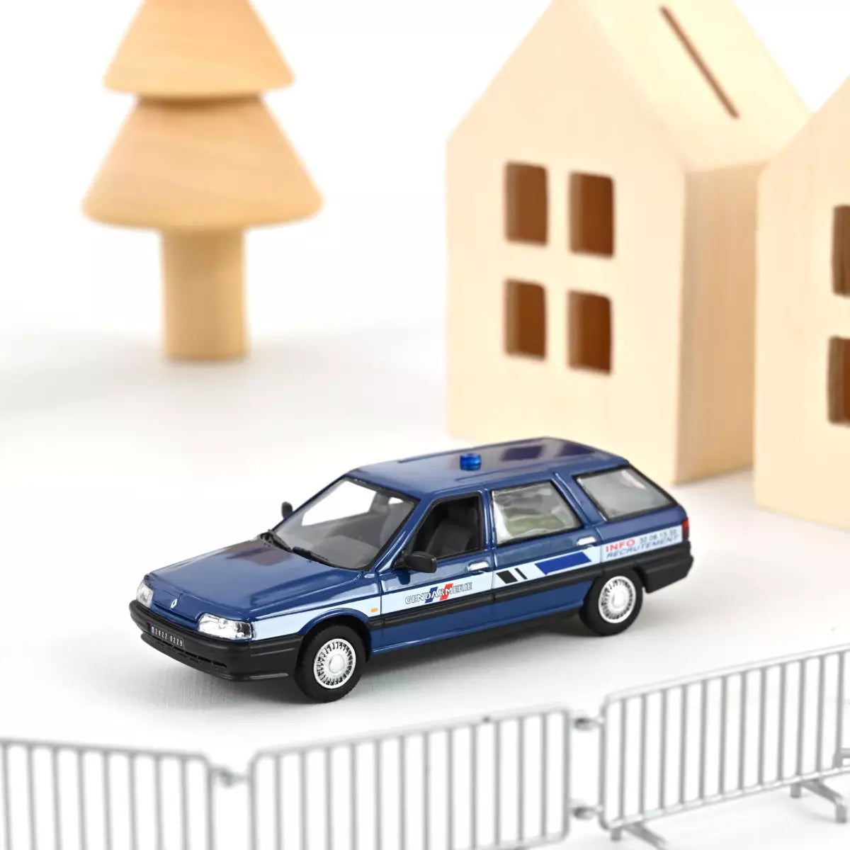 Voiture miniature collection 1/43 Renault 21 Nevada 1992 Gendarmerie - Info Recrutement Norev 512139