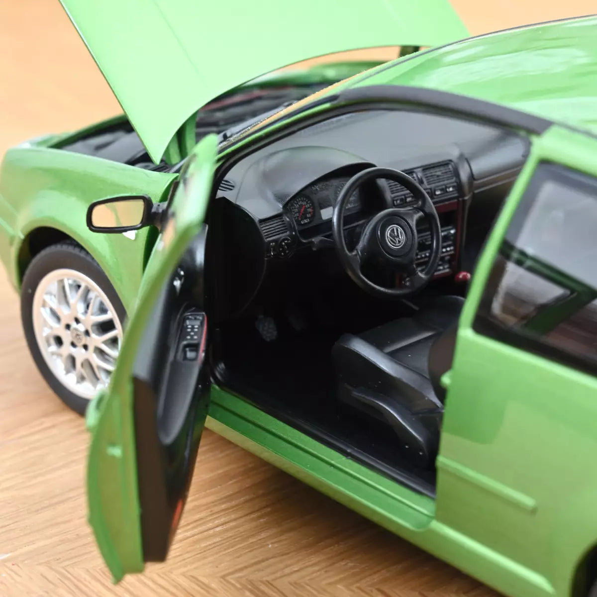Voiture miniature collection 1/18 VW Golf GTI 1998 Vert Cosmos métallisé Norev 188571